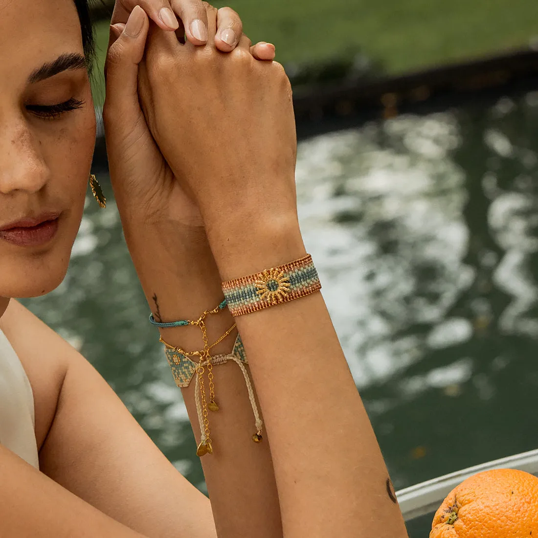Adjustable beaded bracelet with sunny gold plated design