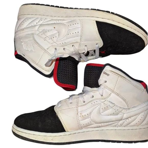 Boys (7Y) Nike Air Jordan 1 Retro 99 Sneakers White &amp; Black