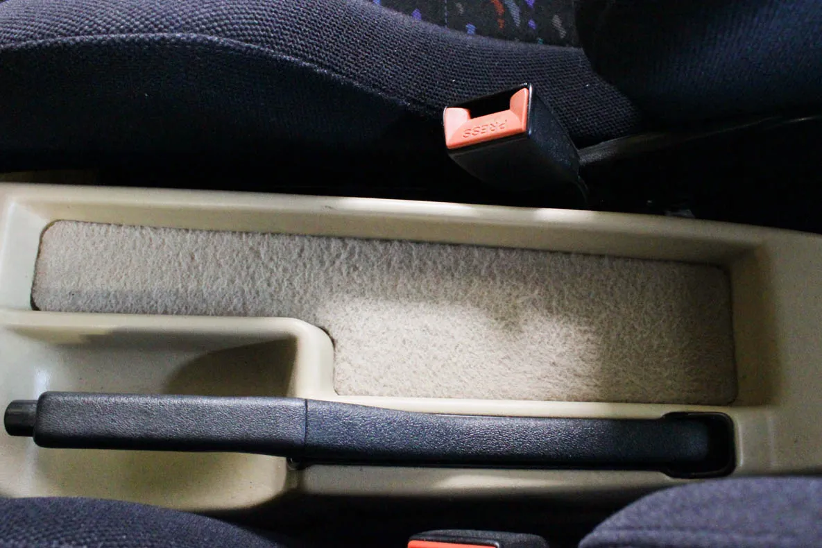 Center console pocket - Carbon fiber trim