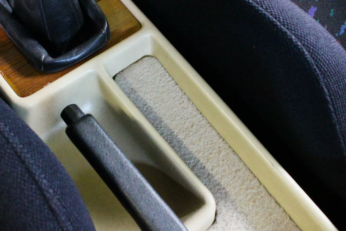 Center console pocket - Carbon fiber trim