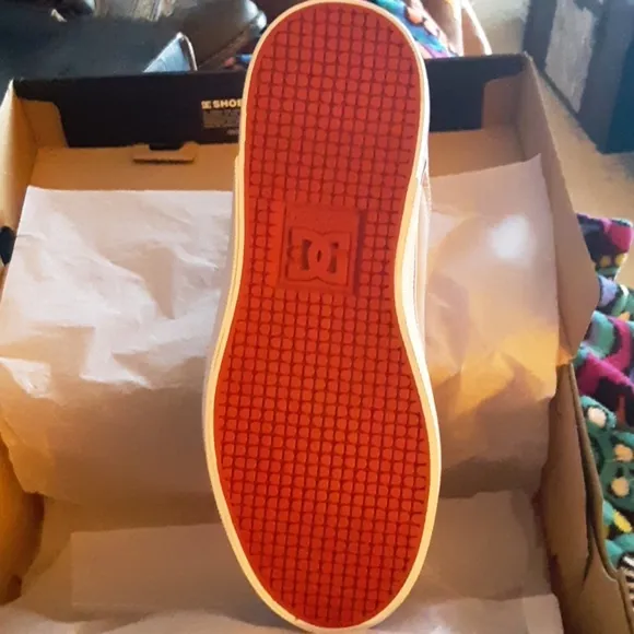 DC shoes  youth size 5.5 new in box