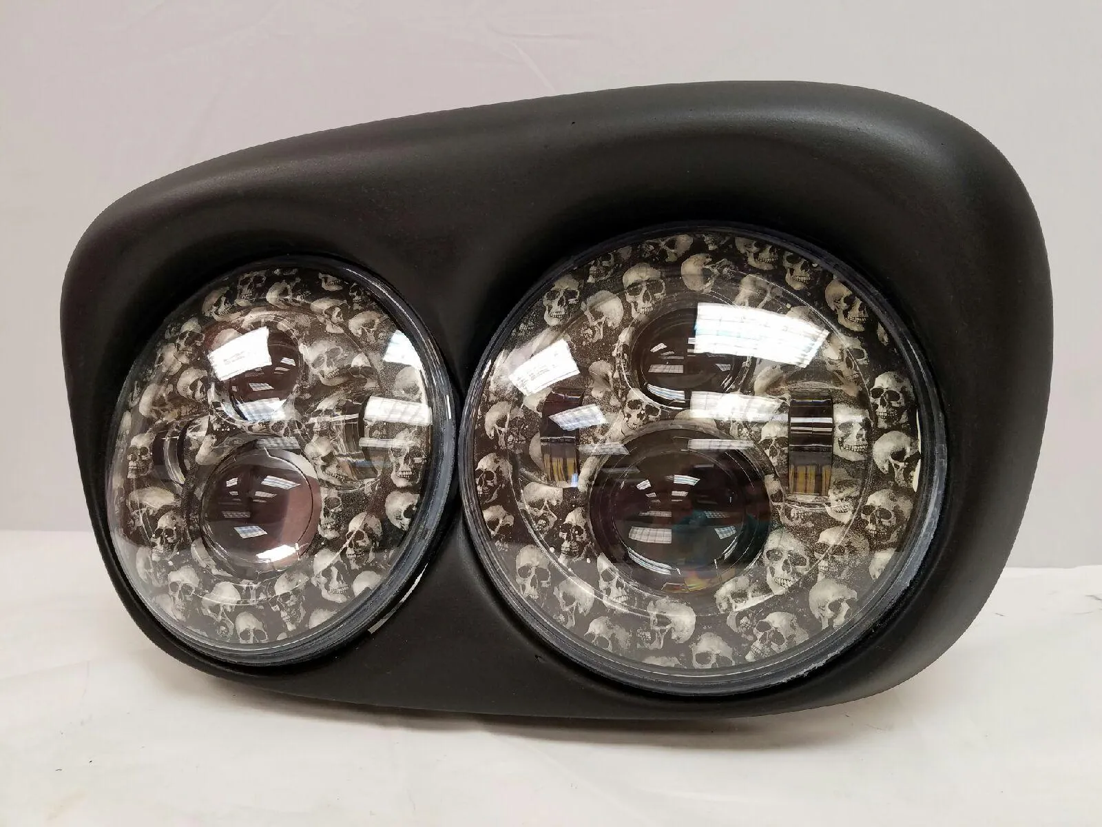 DUAL 7" DAYMAKER CUSTOM SKULL LED ROAD GLIDE Black Light Bulb Headlight Motorcycle Harley