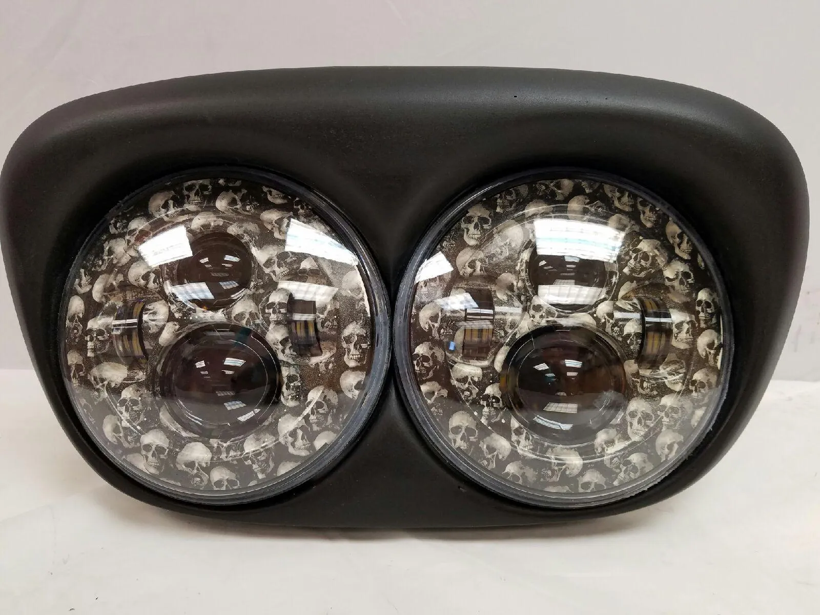 DUAL 7" DAYMAKER CUSTOM SKULL LED ROAD GLIDE Black Light Bulb Headlight Motorcycle Harley