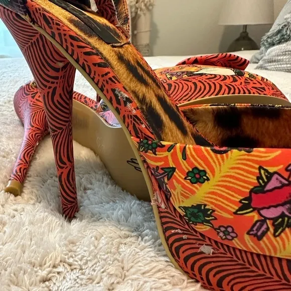 IRON FIST LOCO KOKO PLATFORM HEELS Long Gone Orange Print w/ Charm on Strap sz 9