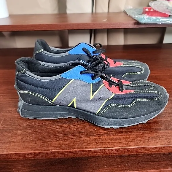 New Balance Boys  327 Shoes Size 5.5  Color: Black/Red/Blue