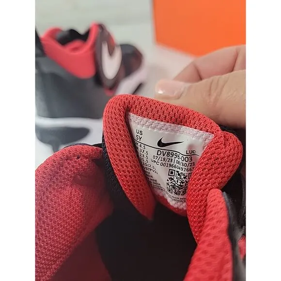 Nike Team Hustle D 11 (GS) Basketball Shoes Black Red 5 Youth