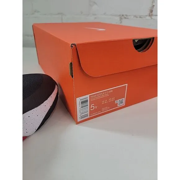Nike Team Hustle D 11 (GS) Basketball Shoes Black Red 5 Youth